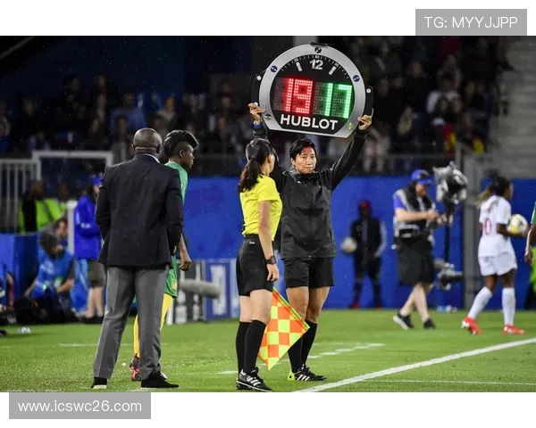 10世界杯最具争议的裁判判罚，足球迷热议不断引发讨论